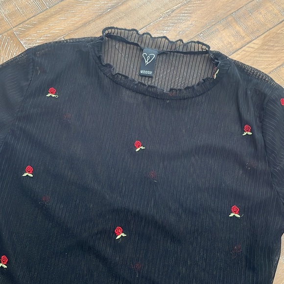 Black and Roses crop top - Picture 2 of 3